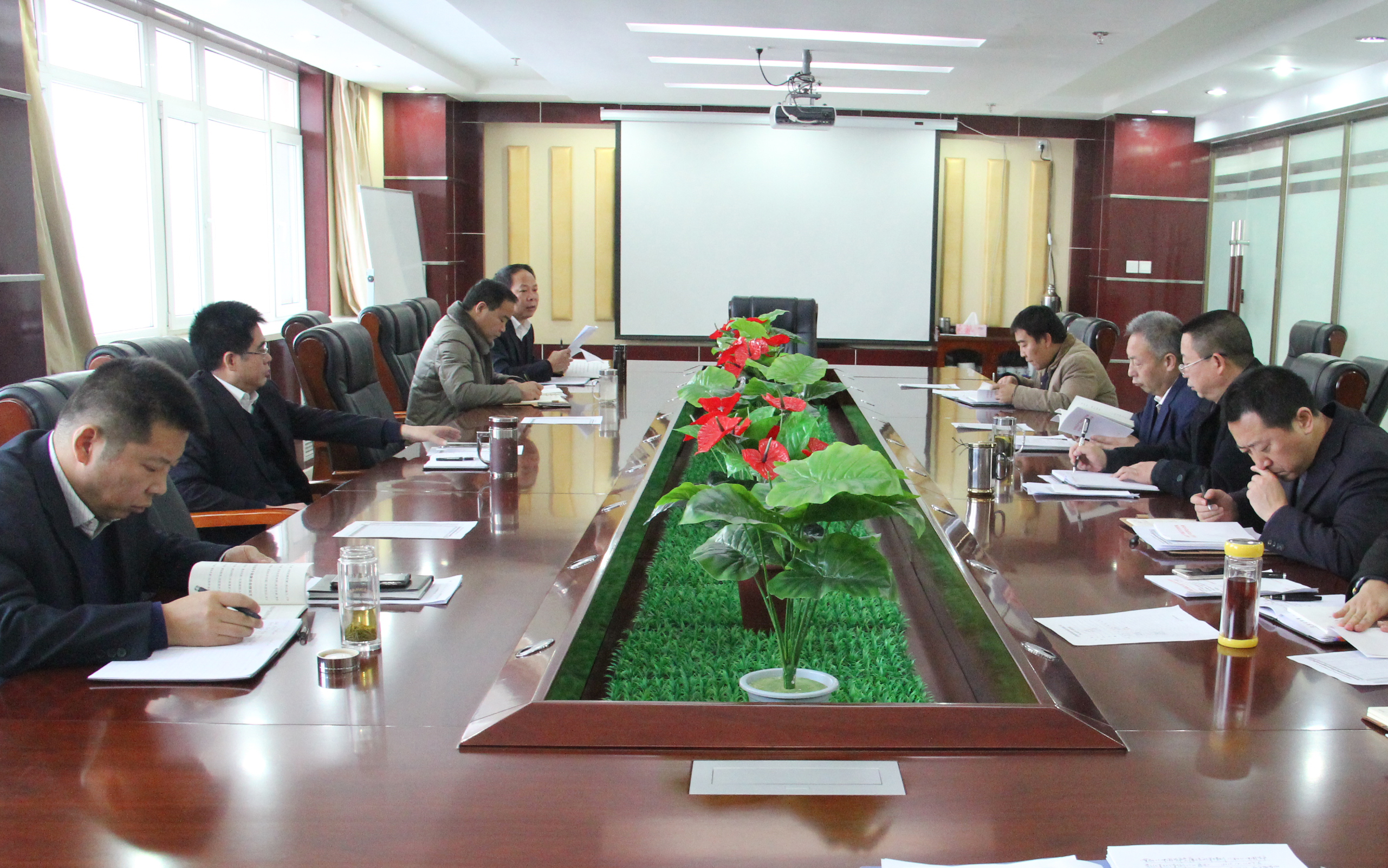 強化政治理論學(xué)習(xí)   推進從嚴(yán)治黨責(zé)任