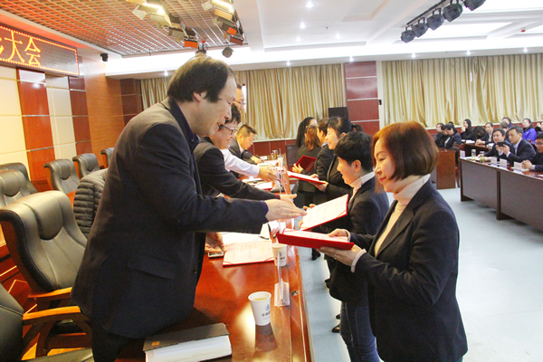 裝備公司舉行慶“三八”國際勞動婦女節(jié)暨“三八紅旗手”、“五好家庭”表彰會