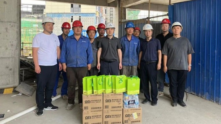 【夏送清涼】裝備公司領(lǐng)導(dǎo)班子成員深入一線開(kāi)展夏送清涼慰問(wèn)活動(dòng)